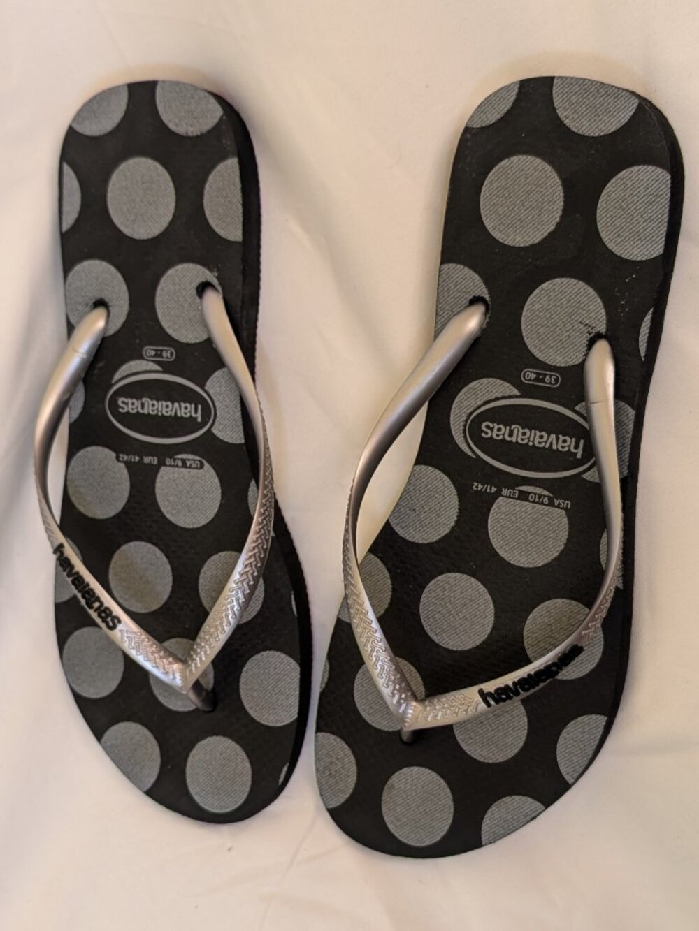 Size 9/10 Havaianas Flip Flops Silver Polka Dot